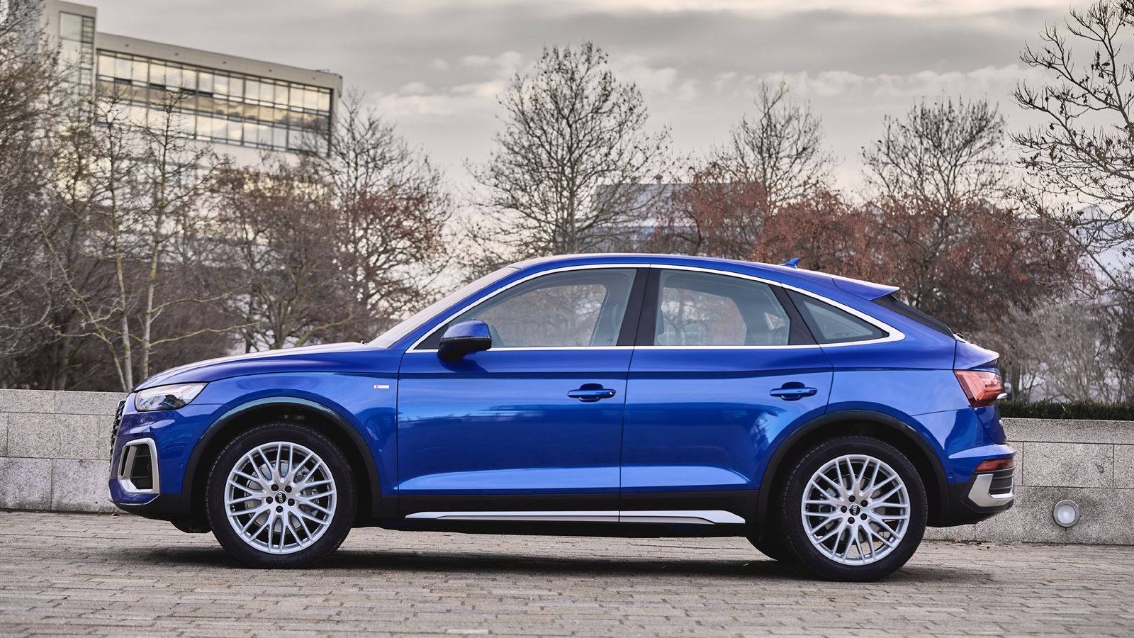 Στις Sportback εκδόσεις, το πίσω μέρος διαθέτει έντονα κεκλιμένη οροφή που προσδίδει άλλωστε τον coupe χαρακτήρα στον μεσαίο SUV της Audi, διαμορφώνον
